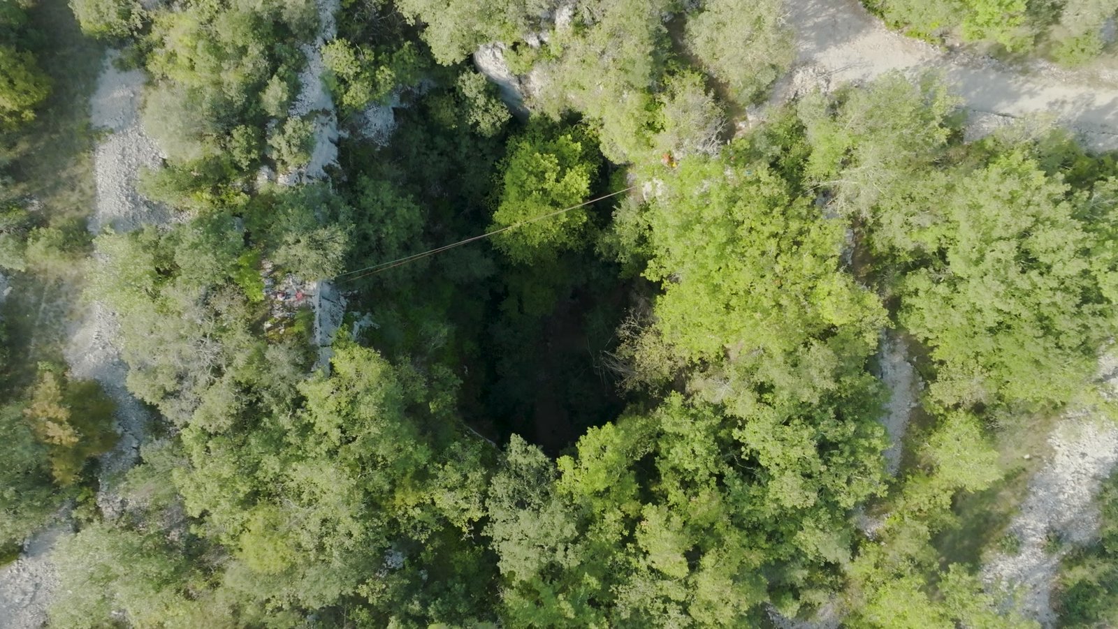 Le gouffre vu du ciel, au milieu de la forêt