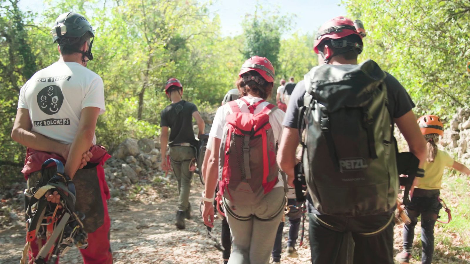 Le groupe marche vers le gouffre