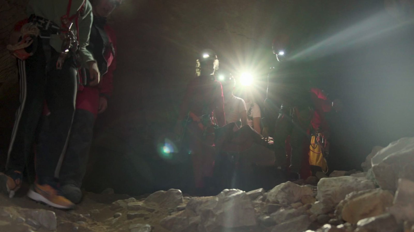 Faisceaux des lampes frontales dans le noir de la grotte