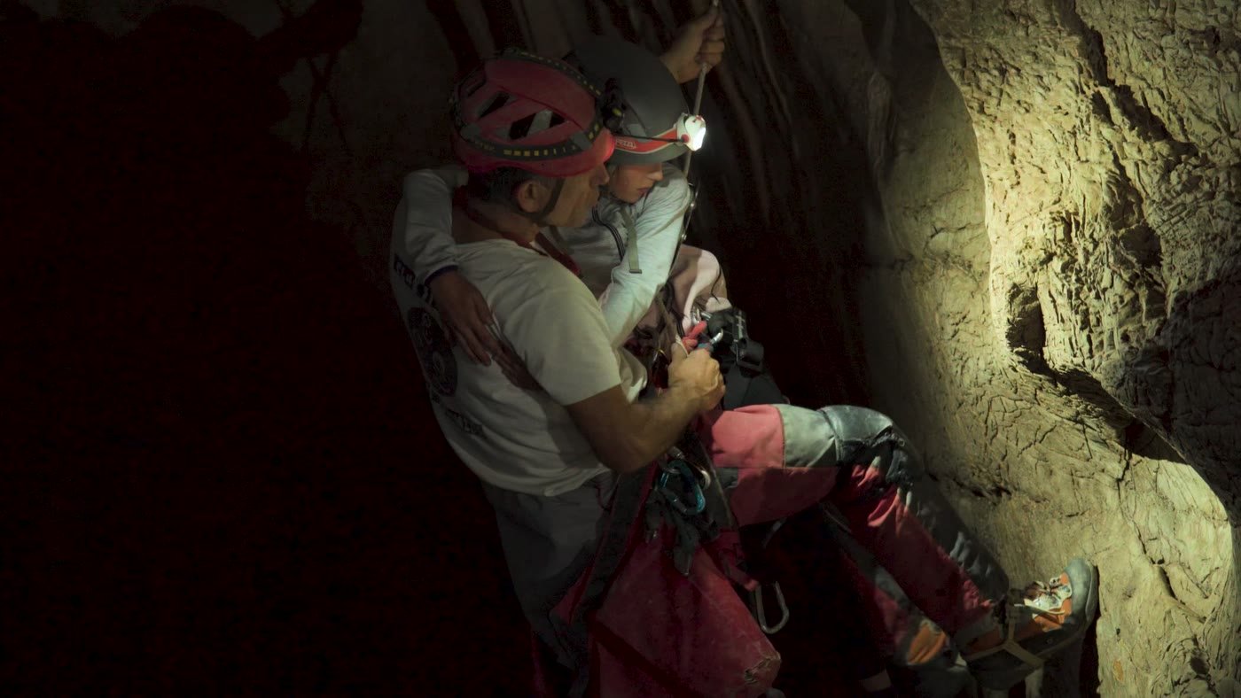 Marianne portée dans un passage de la grotte