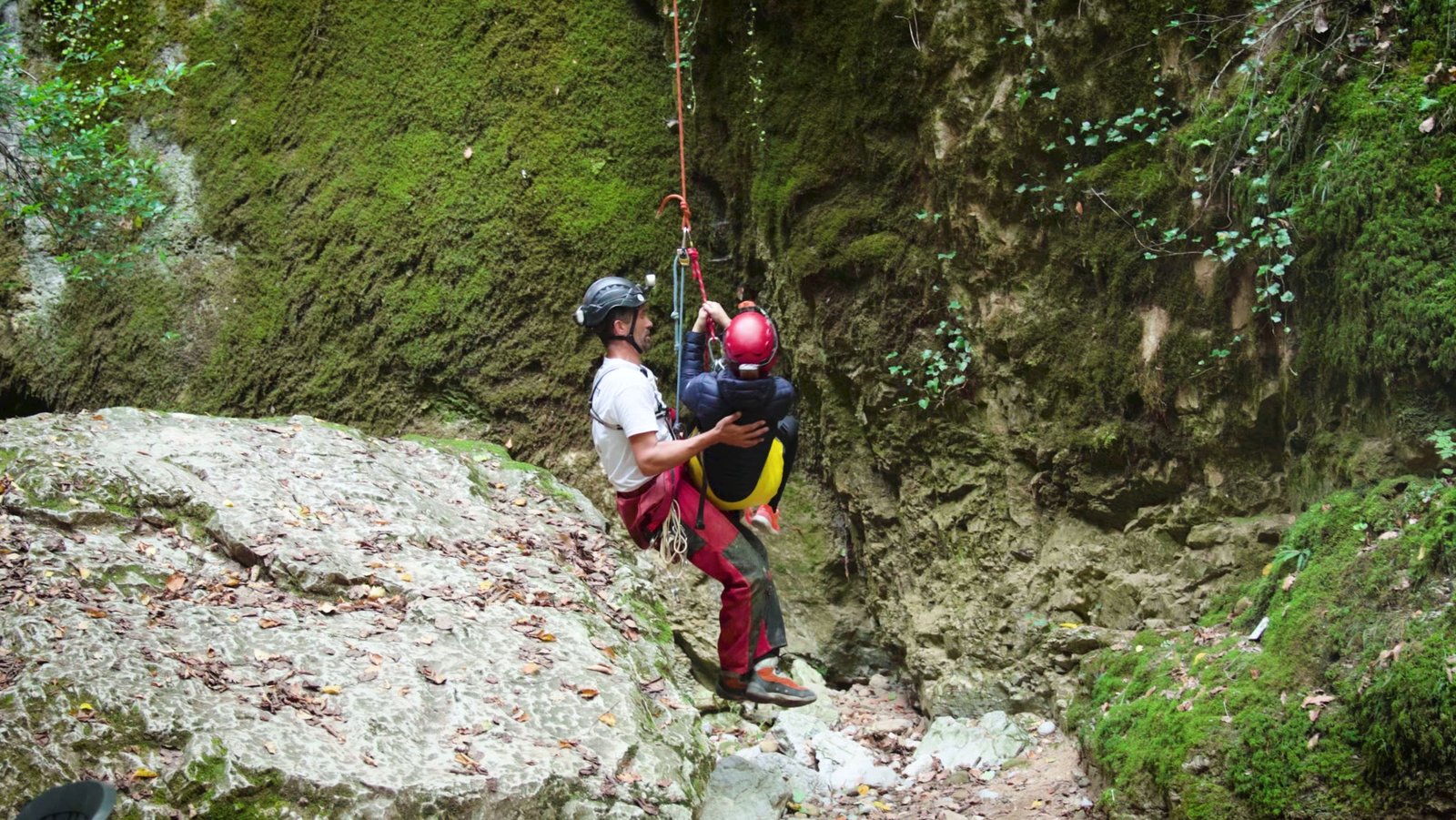 Descente en tyrolienne le long de la paroi